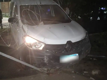 De comedia: robó, escapó, chocó una casa y fue detenido debajo de una cama