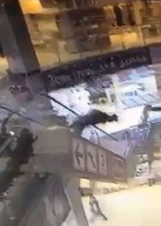 VIDEO: Murió después de caer de una escalera mecánica en un shopping