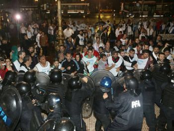 Habló uno de los docentes detenidos: Me esposaron como a un delincuente