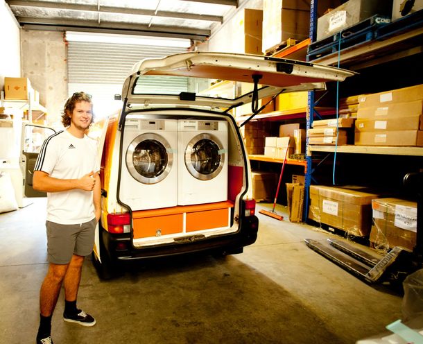 Transforma una camioneta en una lavantería móvil para personas que viven en la calle