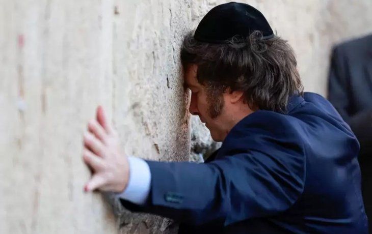 Javier Milei en el Muro de los Lamentos.