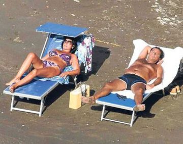El capitán cobarde disfruta de la playa sin culpas