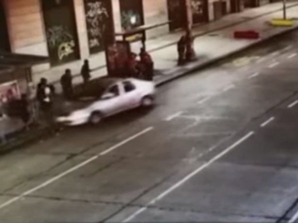 Conductor borracho atropelló e hirió a dos personas en una parada de colectivos en Constitución