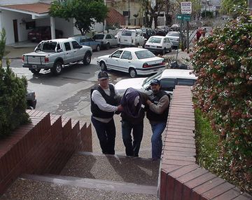 El detenido se encuentra en una celda aislada