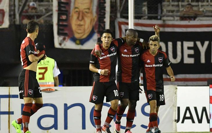 Newells Old Boys celebrando su triunfo en el Monumental