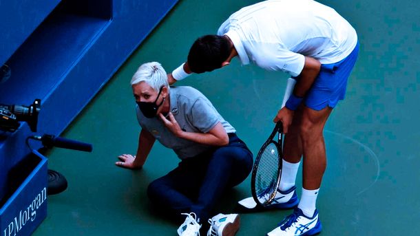 Descalificaron a Djokovic del US Open por pegarle un pelotazo a una jueza de línea