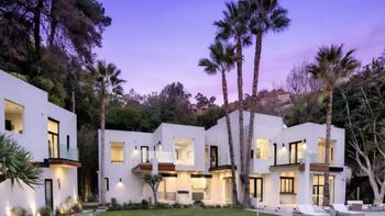 asi es la impactante mansion de bad bunny en hollywood: lujo, vistas sonadas y espiritu latino asi es la impactante mansion de bad bunny en hollywood: lujo, vistas sonadas y espiritu latino