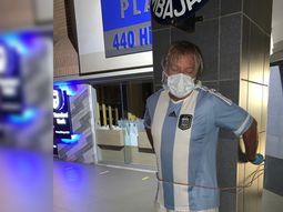 Daniel&nbsp; Tavormina tiene 57 a&ntilde;os y decidi&oacute; atarse a una columna frente a la embajada