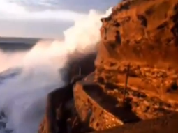 una gigantesca ola se lleva a una mujer en francia una gigantesca ola se lleva a una mujer en francia