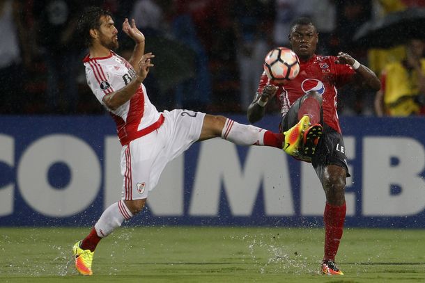 River le ganó a al DIM de Medellín en un partido accidentado y demorado