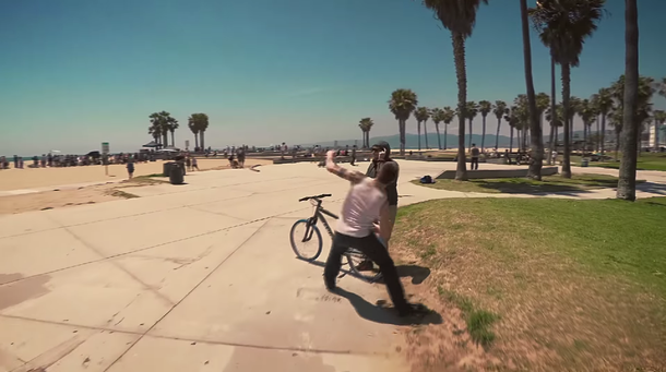 Escenas que emulan el videojuego GTA son furor en la red