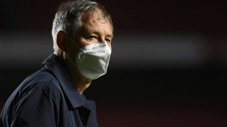 Ariel Holan renunció como DT de Santos