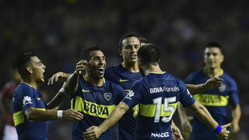 Tevez celebra el gol de Nández, el segundo del Xeneize ante Colón Tevez celebra el gol de Nández, el segundo del Xeneize ante Colón