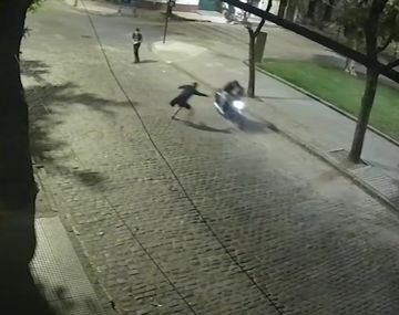 Balearon a un influencer de celulares durante un robo en Barracas: el video