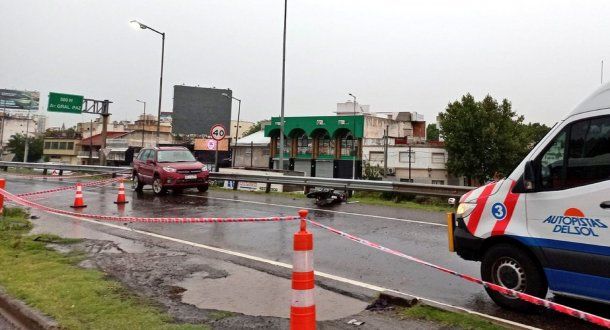 Accidente fatal en Acceso Oeste: un motoquero murió en un choque múltiple