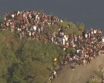 Pánico en Río de Janeiro: 200 turistas quedaron atrapados en la cima del morro de una favela