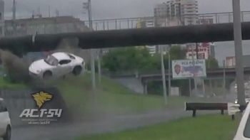 video: un porsche choco y volo por los aires video: un porsche choco y volo por los aires