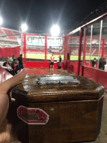 Un hincha arrojó las cenizas de su hija en la cancha de Independiente