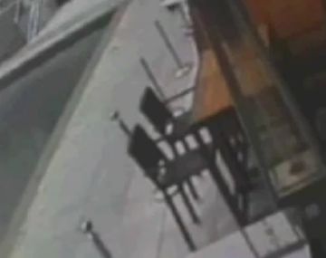 Se cayó al agua por ir usando el teléfono celular