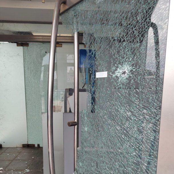 Rosario: balearon un banco y dejaron un mensaje narco