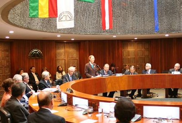 Alertan a España por graves riesgos económicos