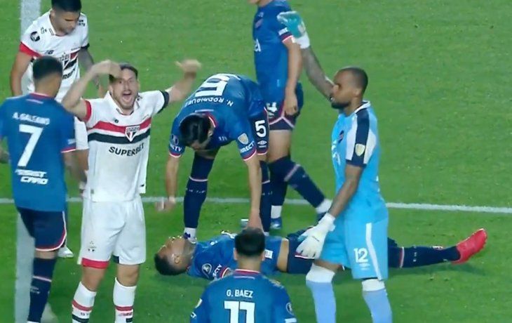 Izquierdo se desplomó en pleno San Pablo vs Nacional y está en terapia intensiva