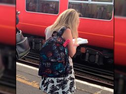 Misterio: ¿qué lleva esta chica en su mochila?