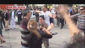 batalla campal entre padres por una denuncia de abuso batalla campal entre padres por una denuncia de abuso