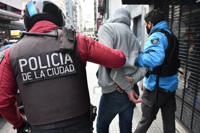 Detienen a un motochorro  luego de cometer salidera bancaria en el microcentro porteño
