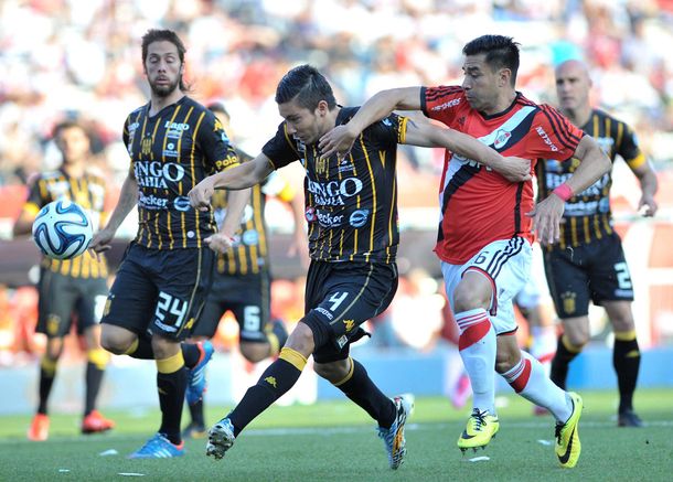River apenas empató con Olimpo y no pudo despegarse en la punta