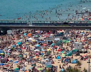 Reino Unido: miles de personas se juntaron en la&nbsp;playa de Bournemouth pese a la pandemia&nbsp;