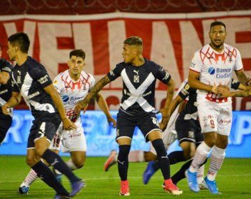 La foto de un jugador de Independiente con la camiseta de San Lorenzo que indignó a los hinchas
