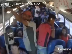 Le roban a los pasajeros de un colectivo con un cuchillo de cocina Le roban a los pasajeros de un colectivo con un cuchillo de cocina