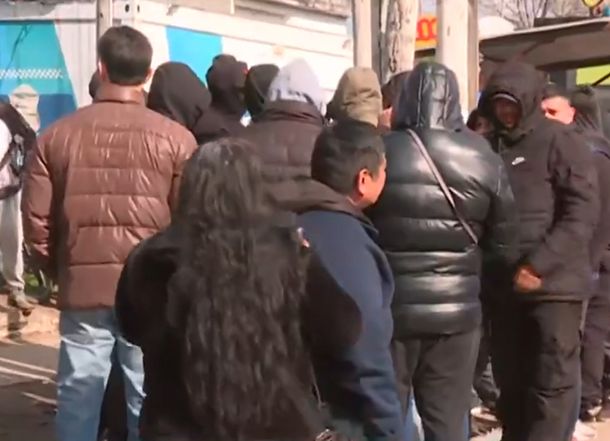 Tensión por gente encapuchada en predio de Moreno donde Javier Milei cierra campaña: Esta gente no es de acá