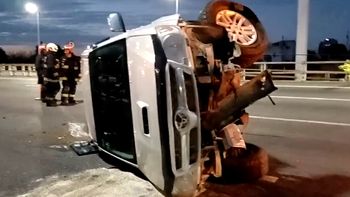 Una camioneta pickup, que transportaba un tractor cortador de césped, chocó y volcó. Una camioneta pickup, que transportaba un tractor cortador de césped, chocó y volcó.