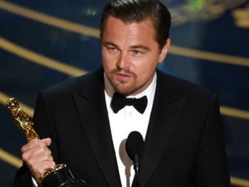 Leonardo DiCaprio casi se olvida su Oscar en un restaurante