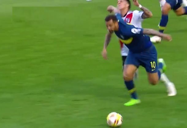 El tremendo codazo de Cardona a Enzo Pérez