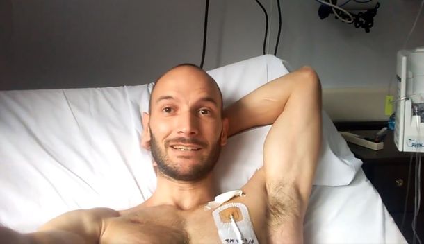 Le hicieron un trasplante de médula y filmó el proceso para derribar mitos