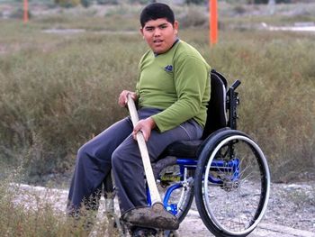 Usa silla de ruedas, pero ayuda a sus amigos y vecinos en San Juan