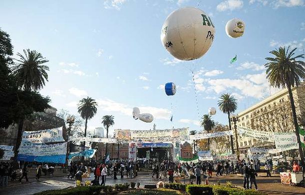 Hugo Moyano ya está en la Plaza de Mayo