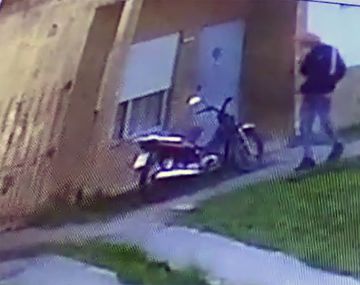 Le robaron la moto y publicó los videos para recuperarla