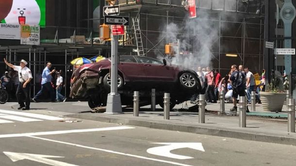 Un auto atropelló a 22 personas en Times Square: hay un muerto