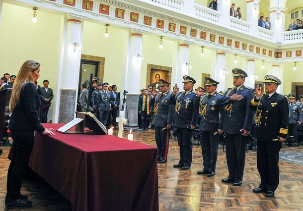 Jeanine Añez removió la cúpula militar