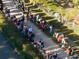 Más de 10 cuadras de colas en Ezeiza para cubrir 40 puestos de trabajo. Más de 10 cuadras de colas en Ezeiza para cubrir 40 puestos de trabajo.