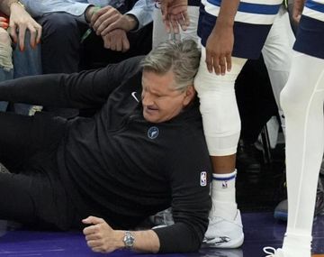 Insólita jugada en la NBA: cayó arriba de su entrenador y lo lesionó