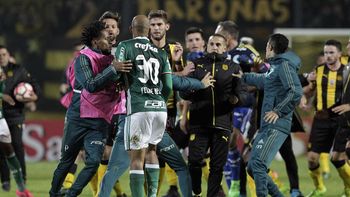Felipe Melo increpa a los futbolistas de Peñarol Felipe Melo increpa a los futbolistas de Peñarol