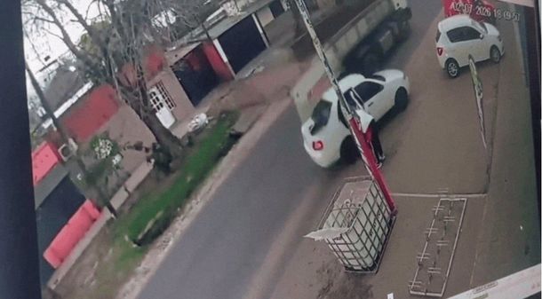 Un camión municipal de Santa Fe golpeó un auto y salió volando una nena de un año: Está viva de milagro