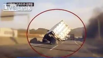 Un camión se queda en dos ruedas y logra evitar volcar Un camión se queda en dos ruedas y logra evitar volcar