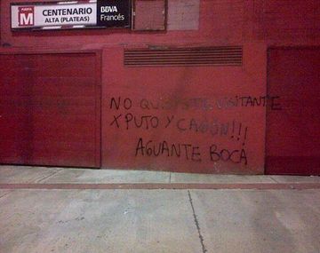 Aparecen pintadas de Boca en un acceso del Monumental