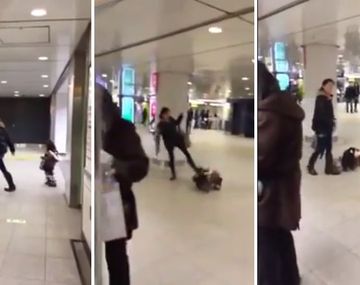 Violencia infantil: una madre patea a su hija en la cabeza en plena estación de tren